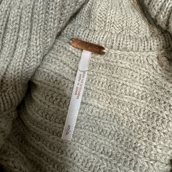 Free People Women’s Marlie Pullover Sweater V Neck Collared Raw Hems Pebble S - Picture 6 of 6